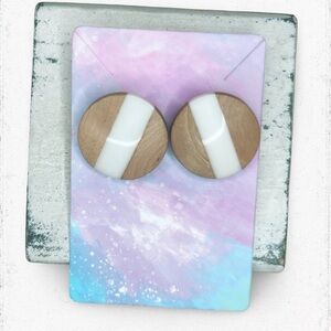 5009u. Stud Wood and White Round Earrings